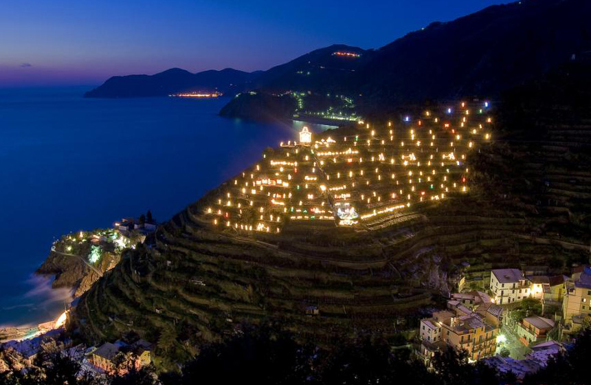 Il presepe più caratteristico della Liguria e il più grande del mondo. Si può osservare solo a partire dal tramonto, in quanto è fatto di figure luminose, posizionate sui terrazzamenti soprastanti l'abitato di Manarola (SP), nelle comprensorio delle Cinque Terre. Mezzo pubblico consigliato: treno.
