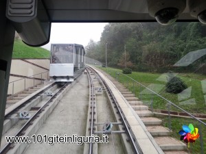 La modernissima funicolare che collega le due parti della città