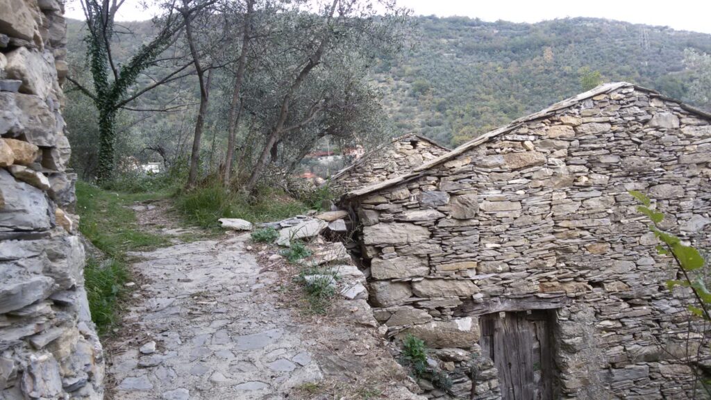 Antiche abitazioni lungo il sentiero da Pieve Alta a Teriasca